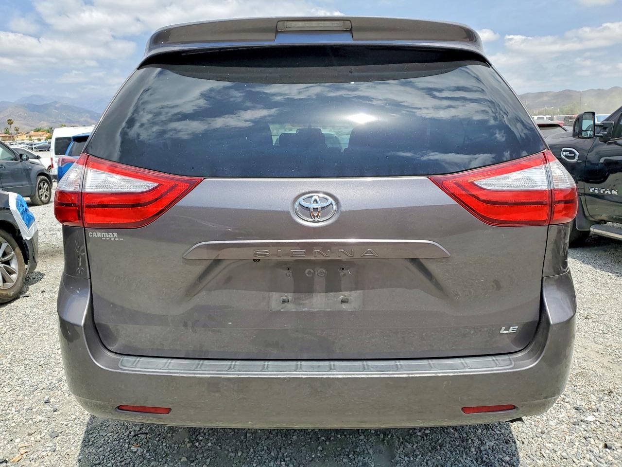 2017 Toyota Sienna Le - Image 6