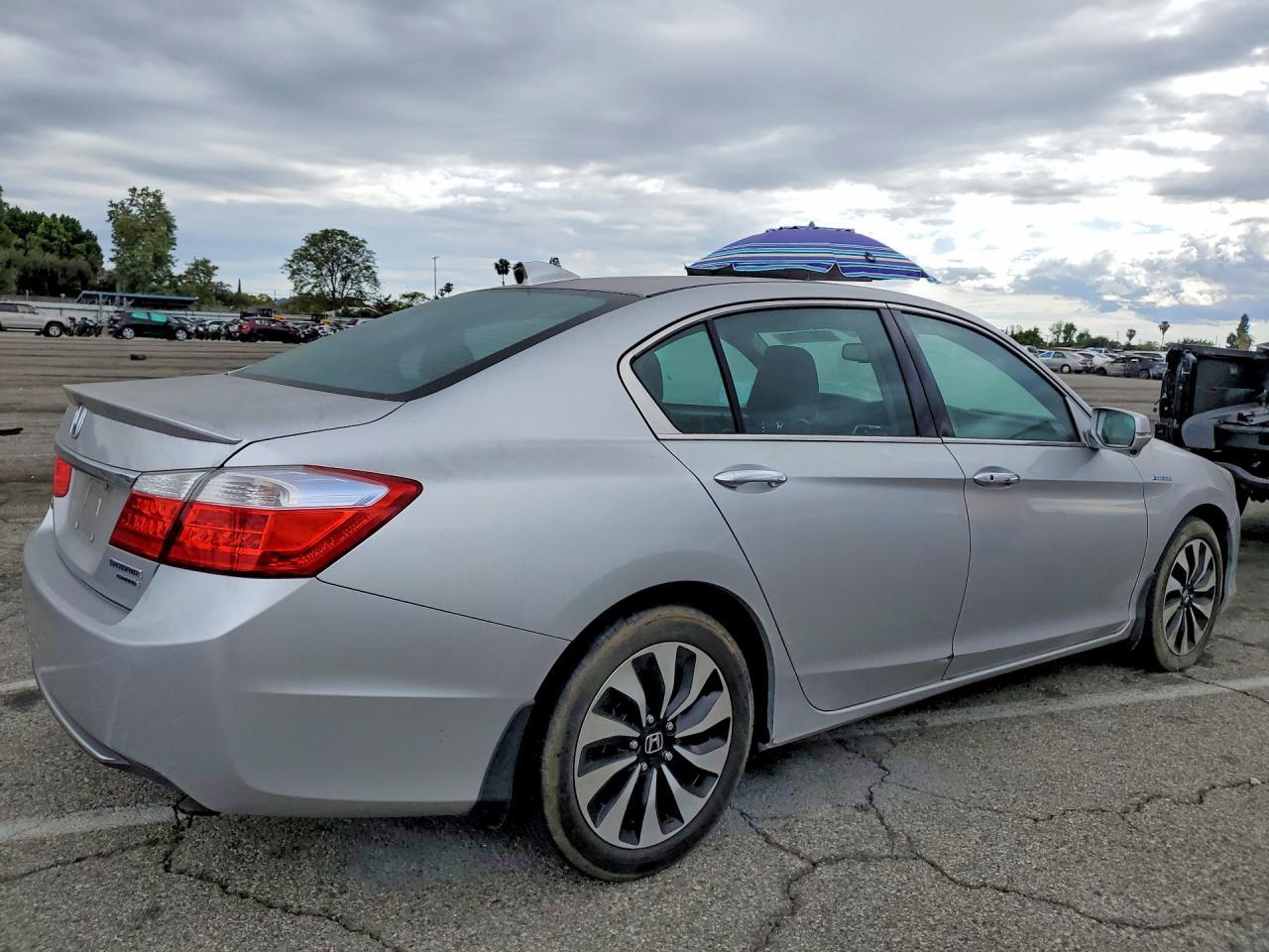 2014 Honda Accord Touring Hybrid - Image 3