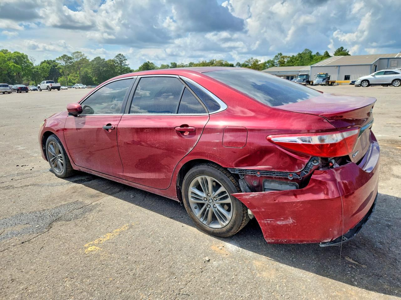 2016 Toyota Camry Se - Фото 2
