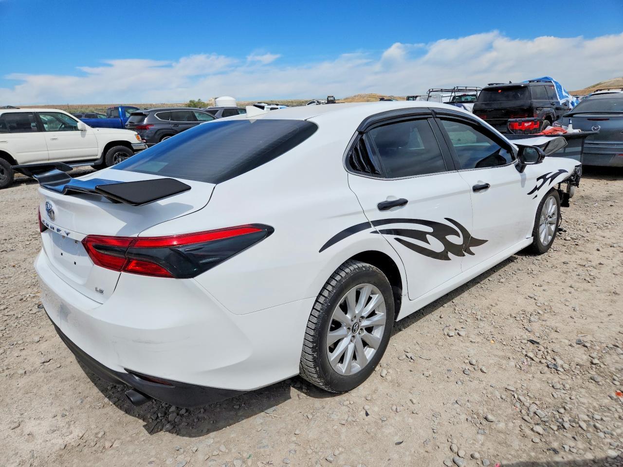 2020 Toyota Camry Le - Фото 3