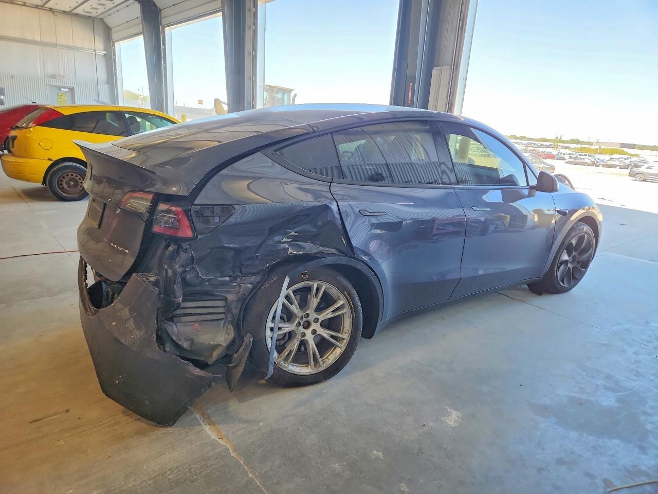 2023 Tesla Model Y - Фото 3