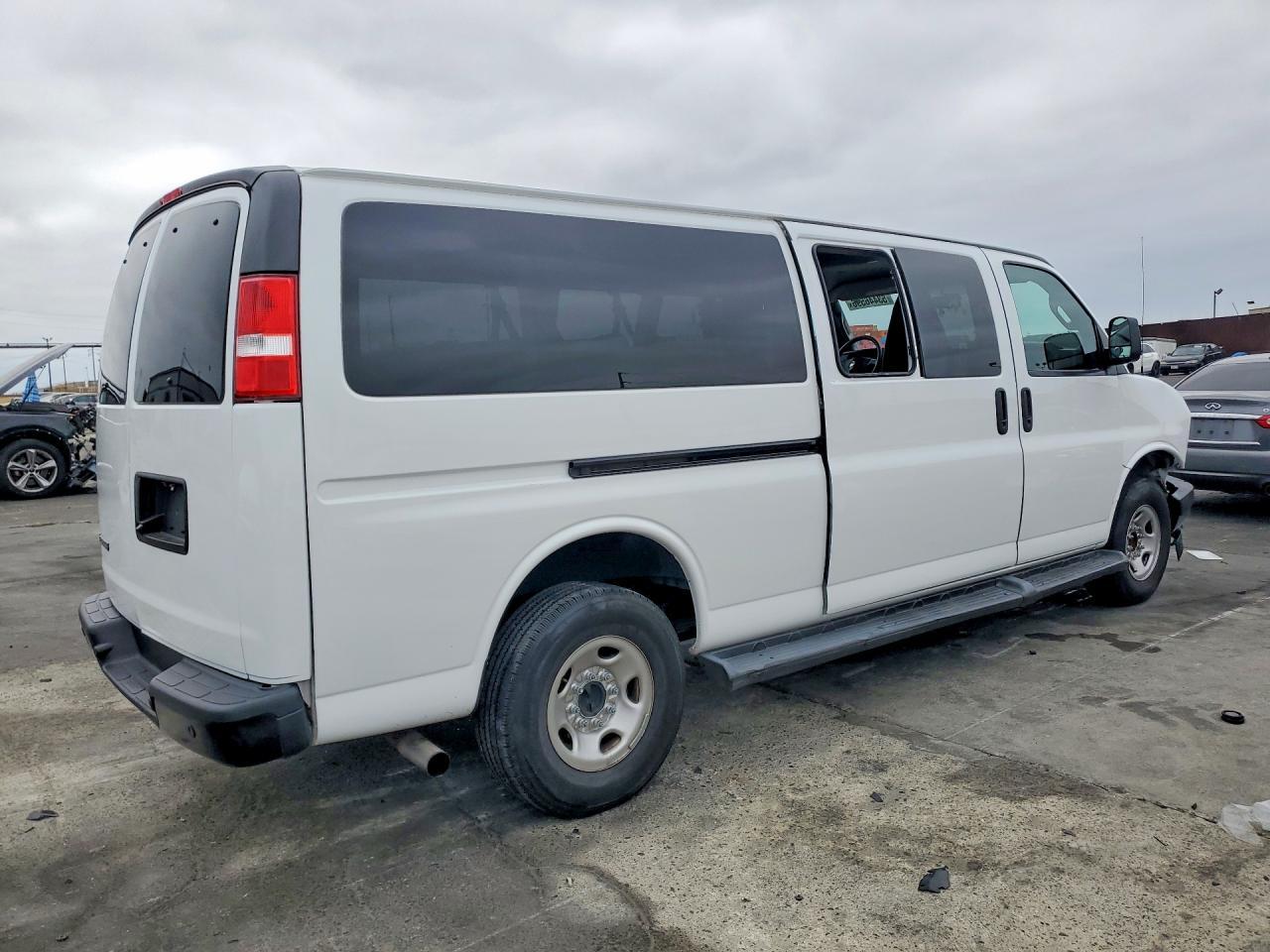 2023 Chevrolet Express G3500 Ls - Фото 3