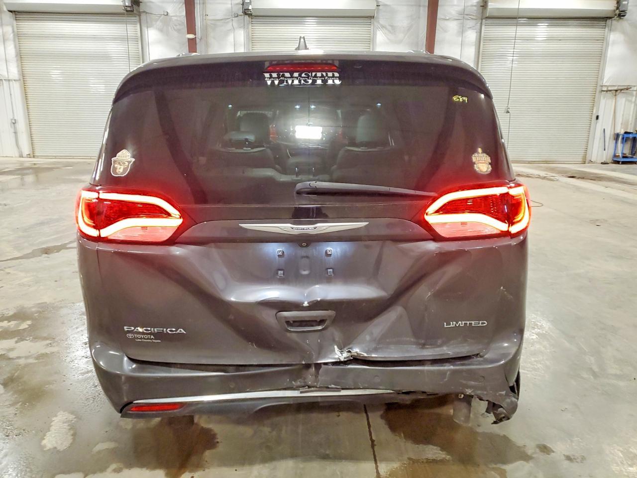 2017 Chrysler Pacifica Limited - Image 6