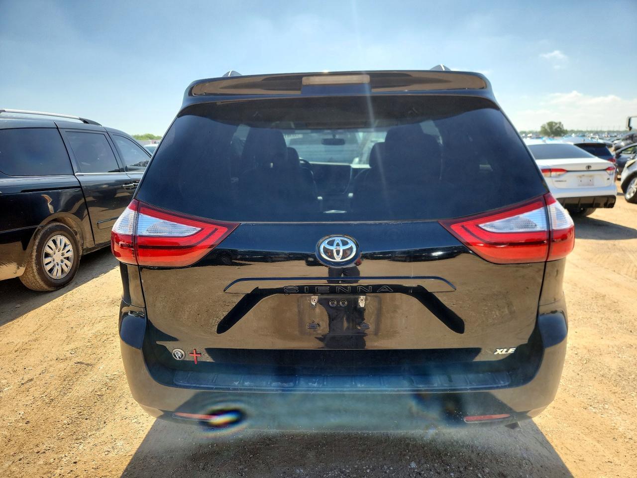 2016 Toyota Sienna Xle 8-Passenger - Image 6