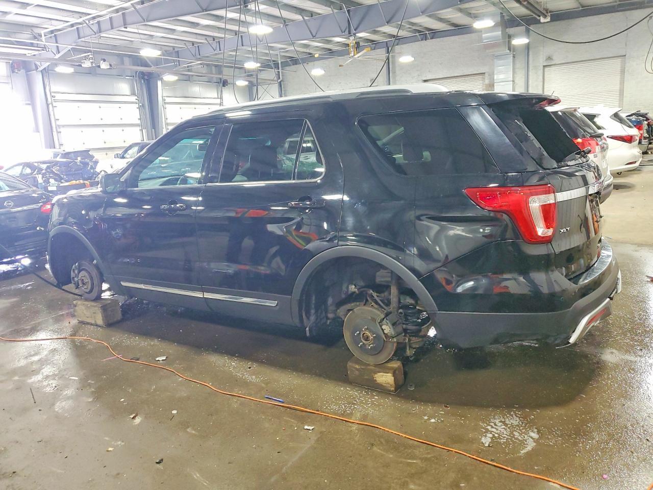 2016 Ford Explorer Xlt - Фото 2