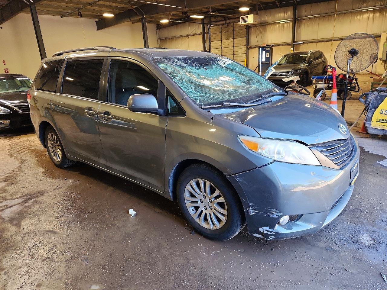 2011 Toyota Sienna Xle 8-Passenger - Фото 4