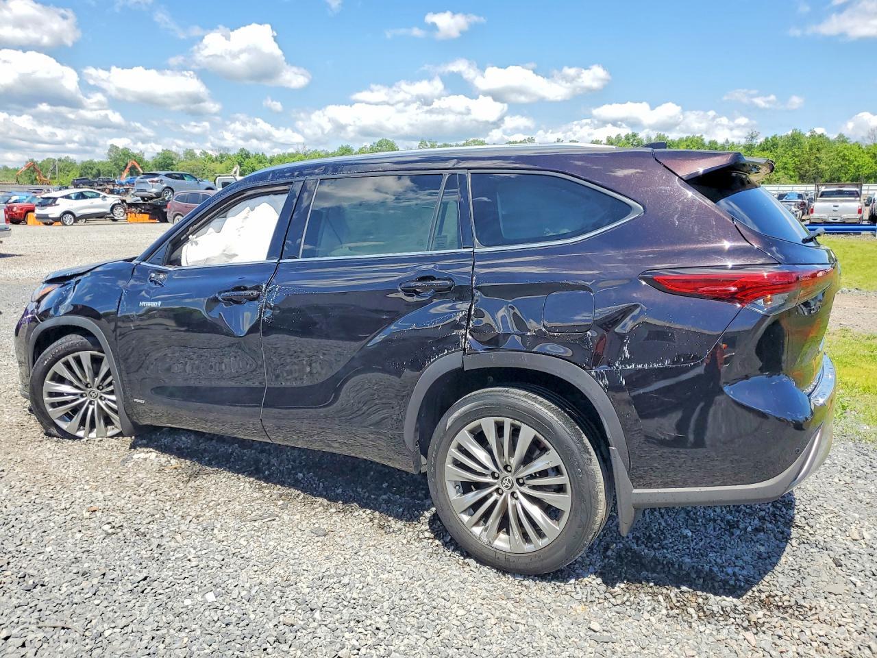 2021 Toyota Highlander Hybrid Platinum - Image 2
