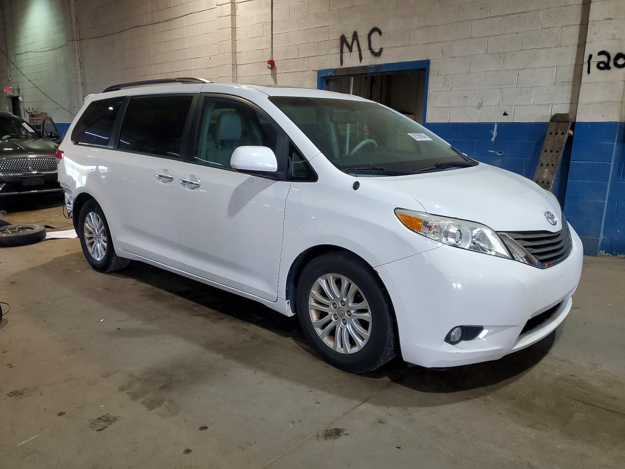 2014 Toyota Sienna Xle 8-Passenger - Image 4