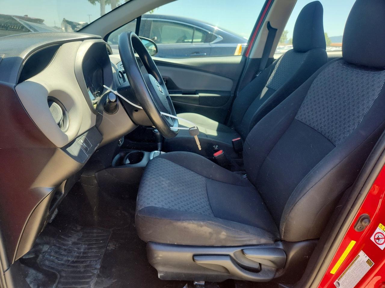 2015 Toyota Yaris 5-Door L - Image 7
