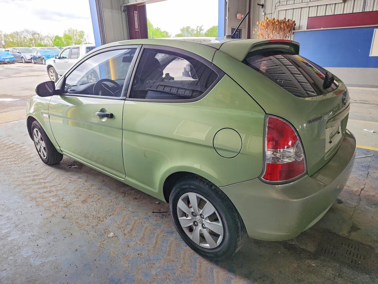 2011 Hyundai Accent Gl - Image 2
