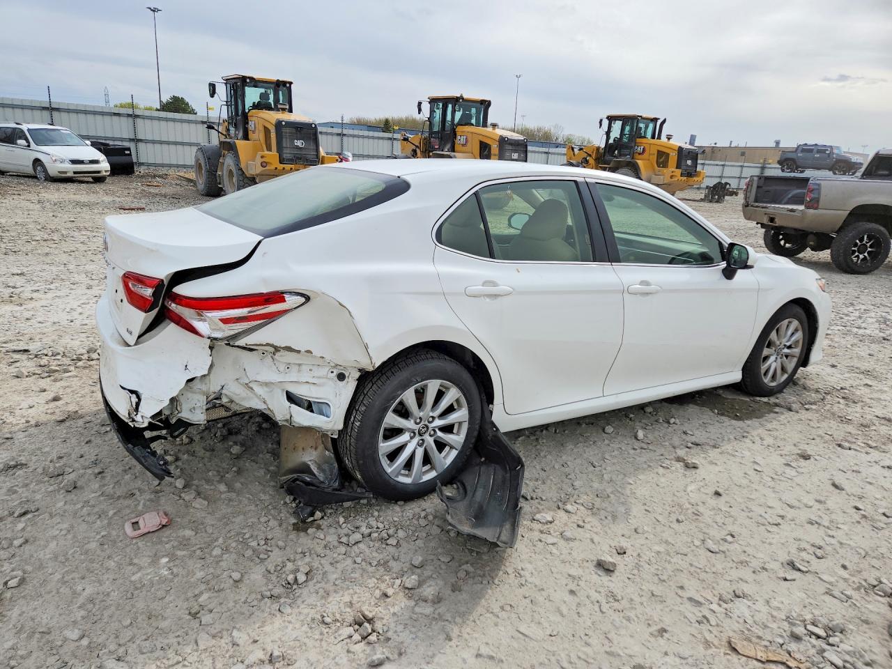 2018 Toyota Camry Le - Фото 3
