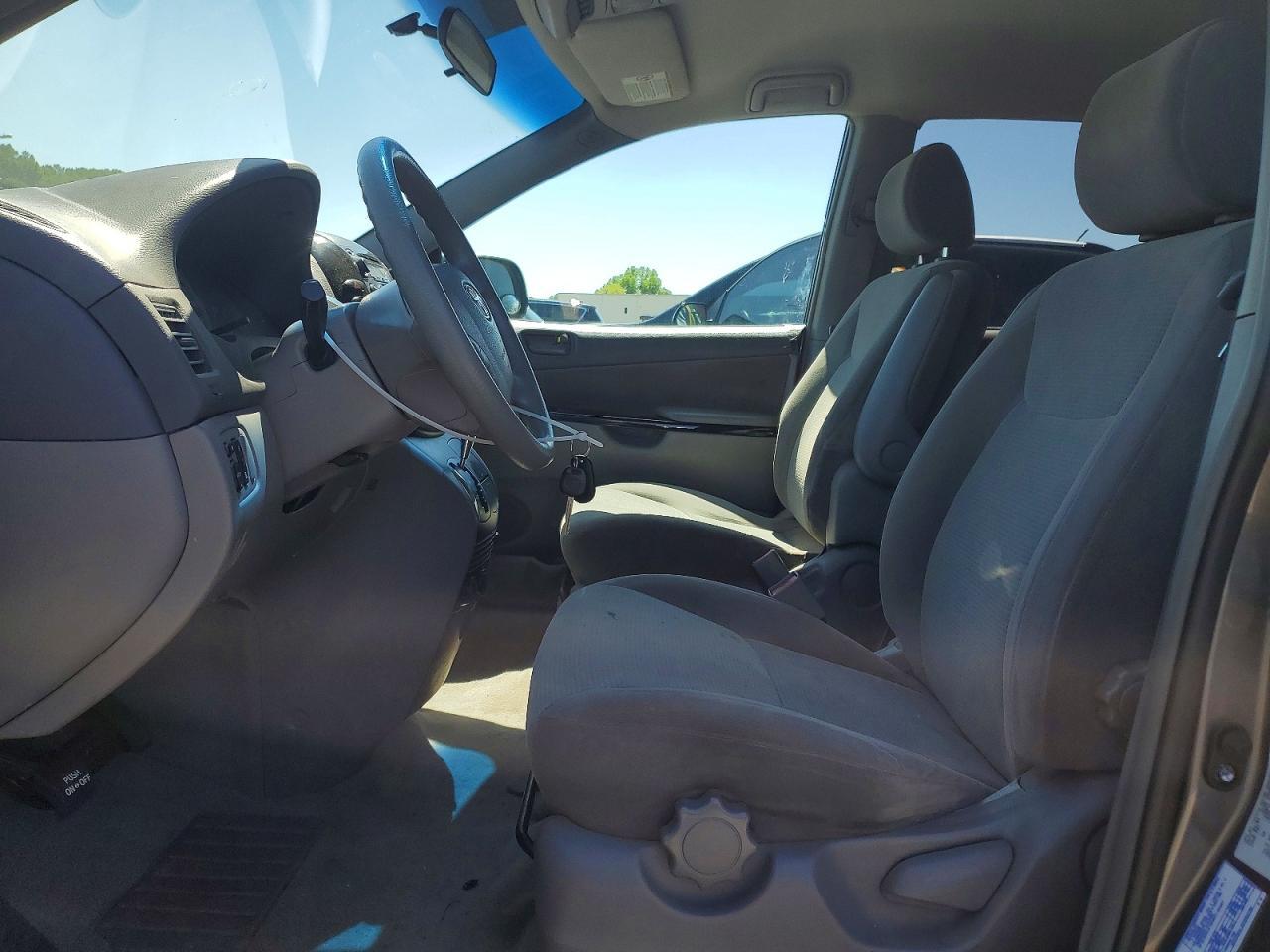 2004 Toyota Sienna Le 7 Passenger - Фото 7