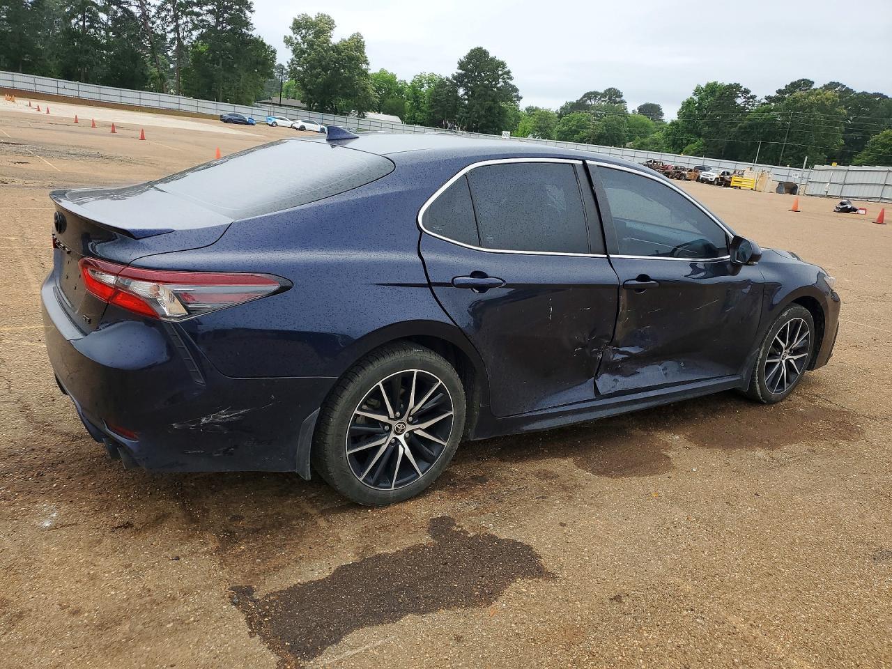 2022 Toyota Camry Se - Image 3
