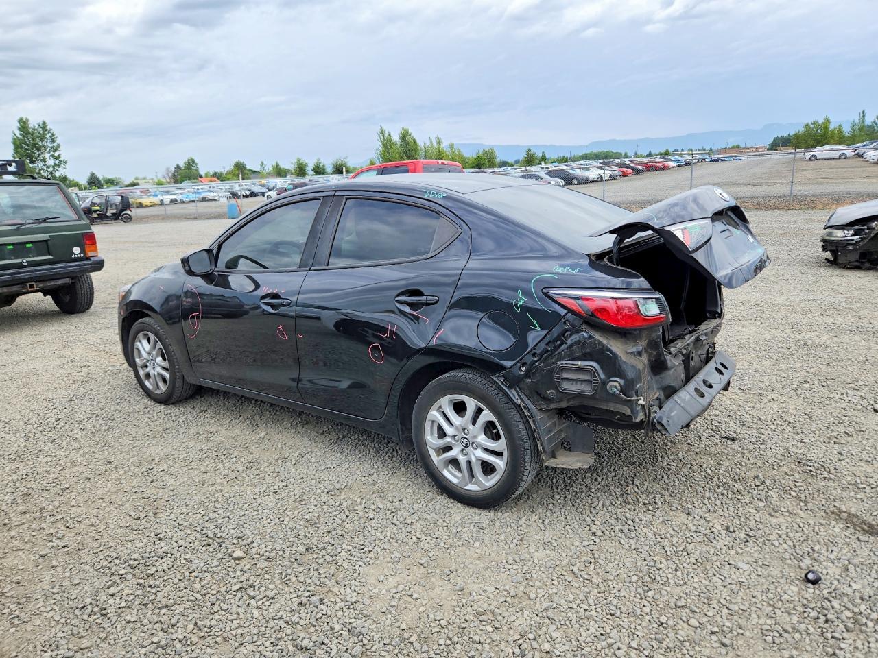 2017 Toyota Yaris Ia Base - Фото 2