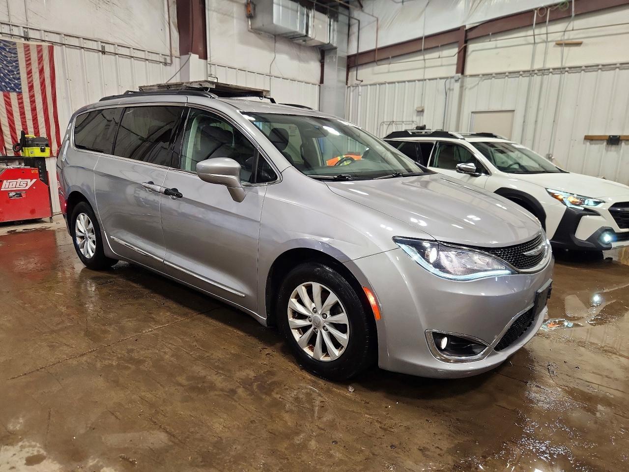 2017 Chrysler Pacifica Touring L - Фото 4