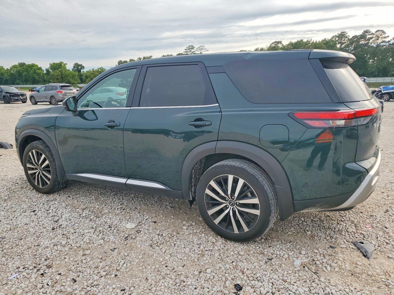 2024 Nissan Pathfinder Platinum - Image 2