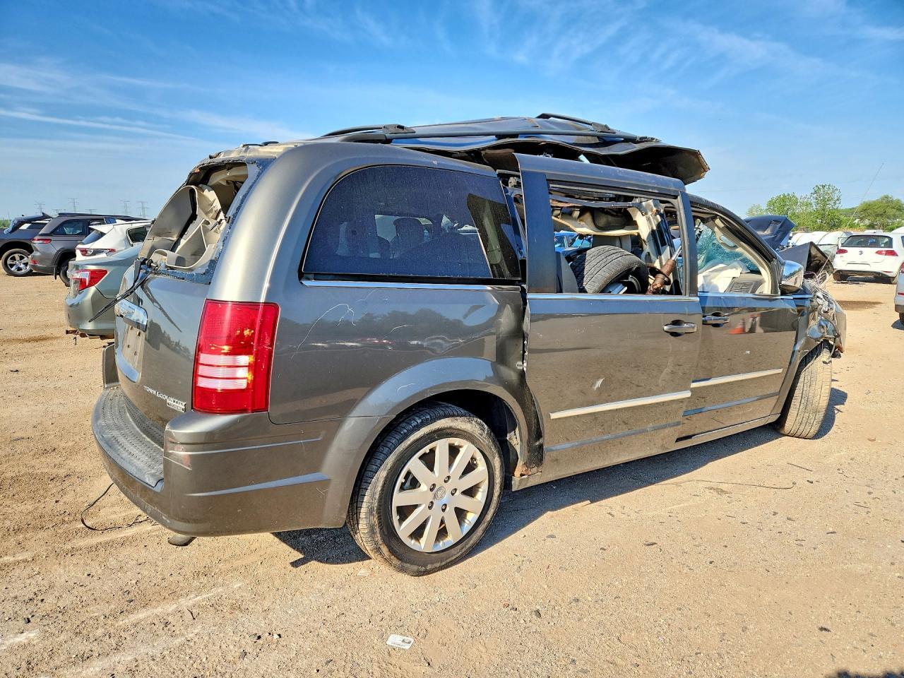 2010 Chrysler Town & Country Touring Plus - Image 3