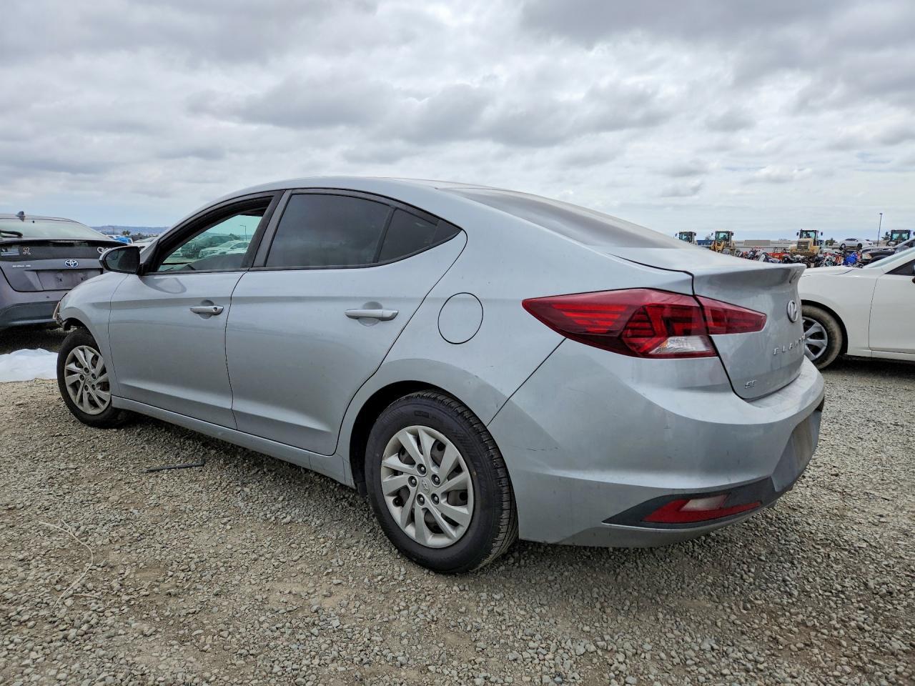 2020 Hyundai Elantra Se - Image 2
