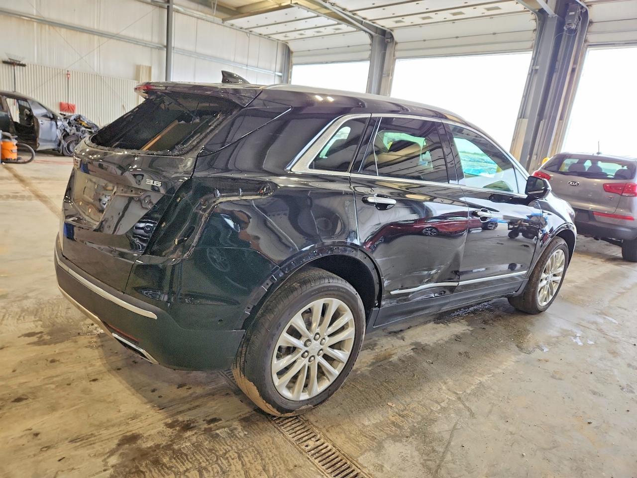 2017 Cadillac Xt5 Platinum - Image 3