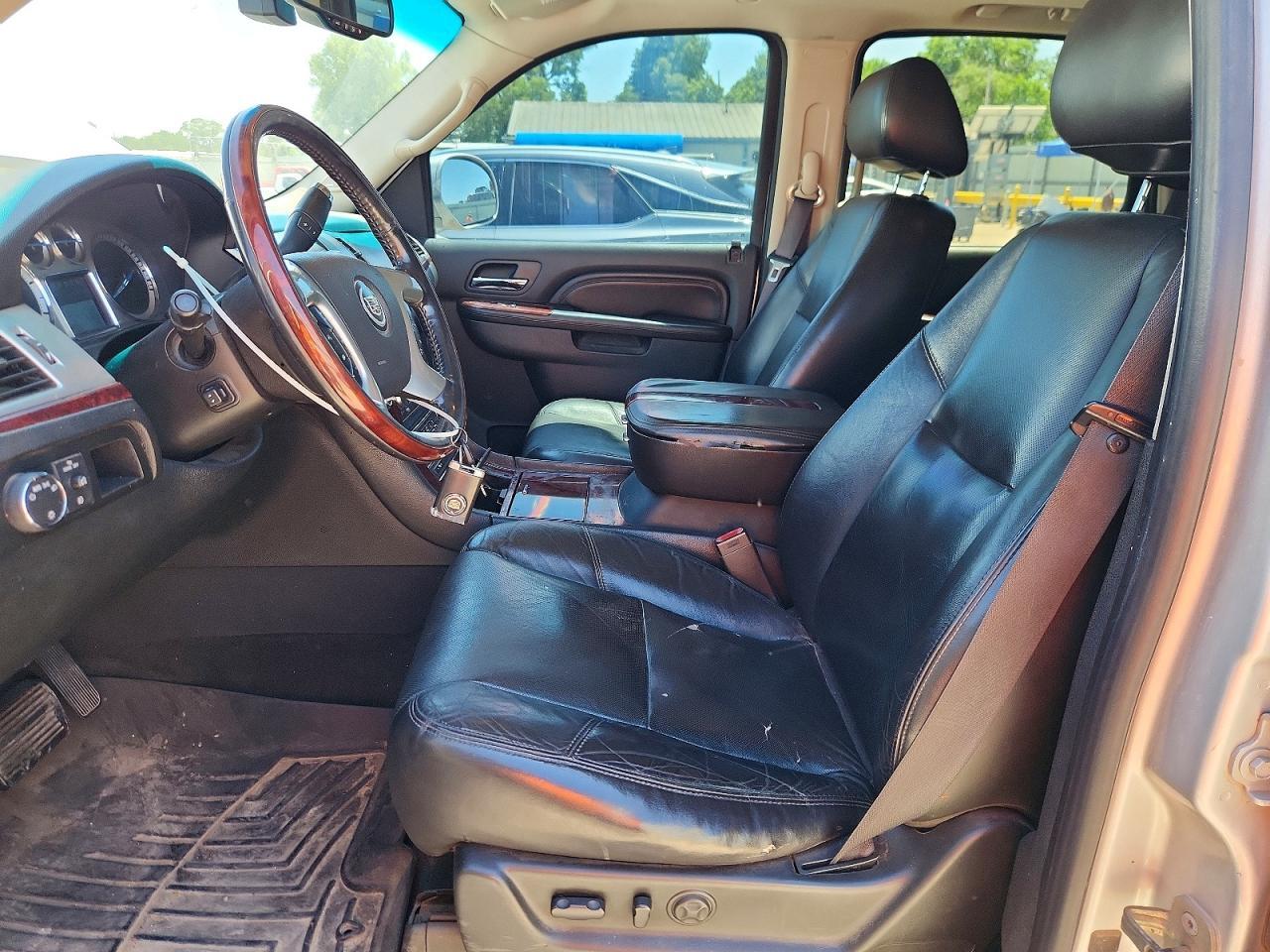 2010 Cadillac Escalade Premium - Image 7