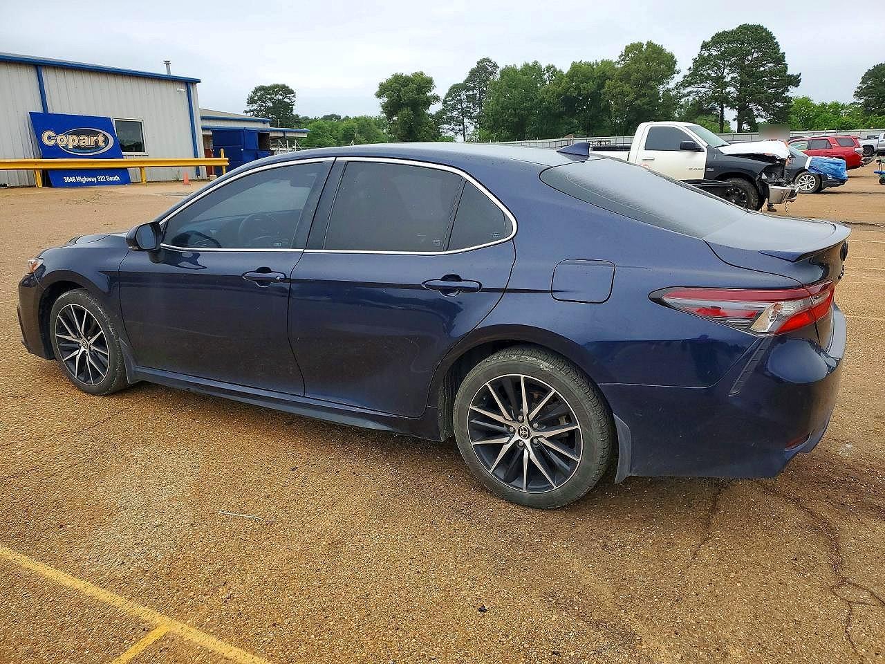2022 Toyota Camry Se - Image 2