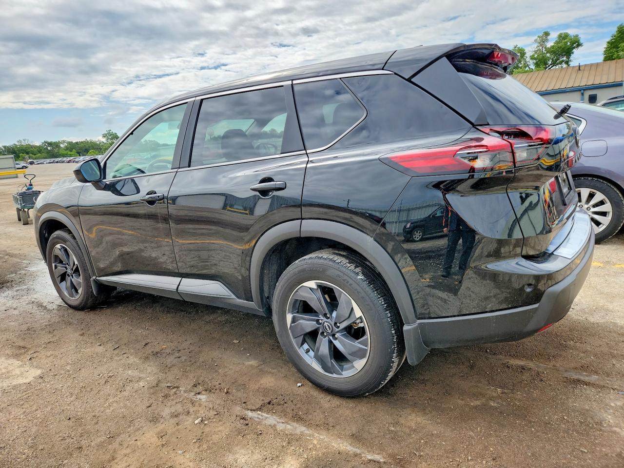 2025 Nissan Rogue - Image 2