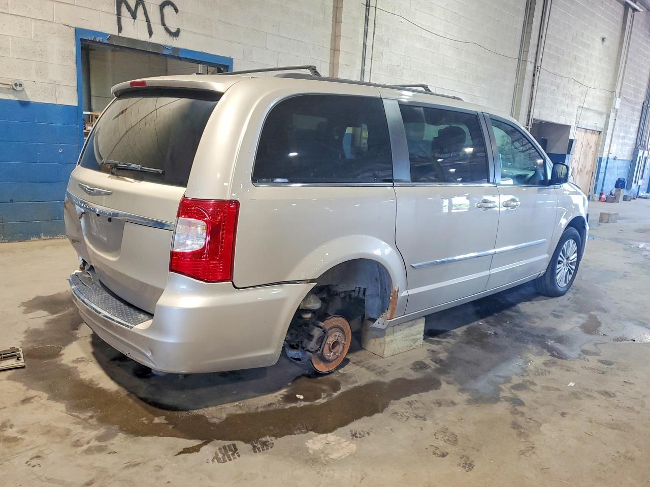 2014 Chrysler Town & Country Touring - Фото 3