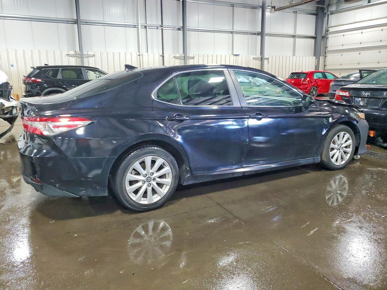 2020 Toyota Camry Le - Фото 3