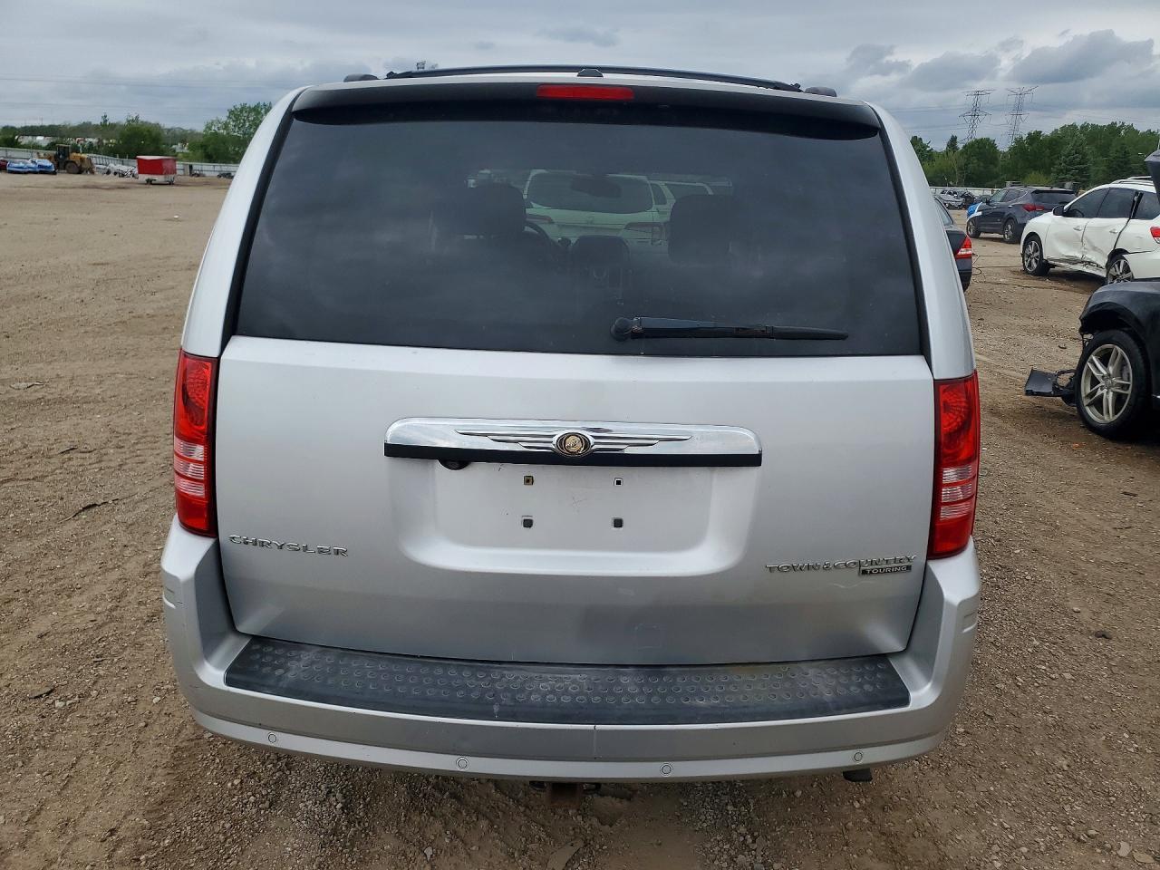 2010 Chrysler Town & Country Touring Plus - Image 6