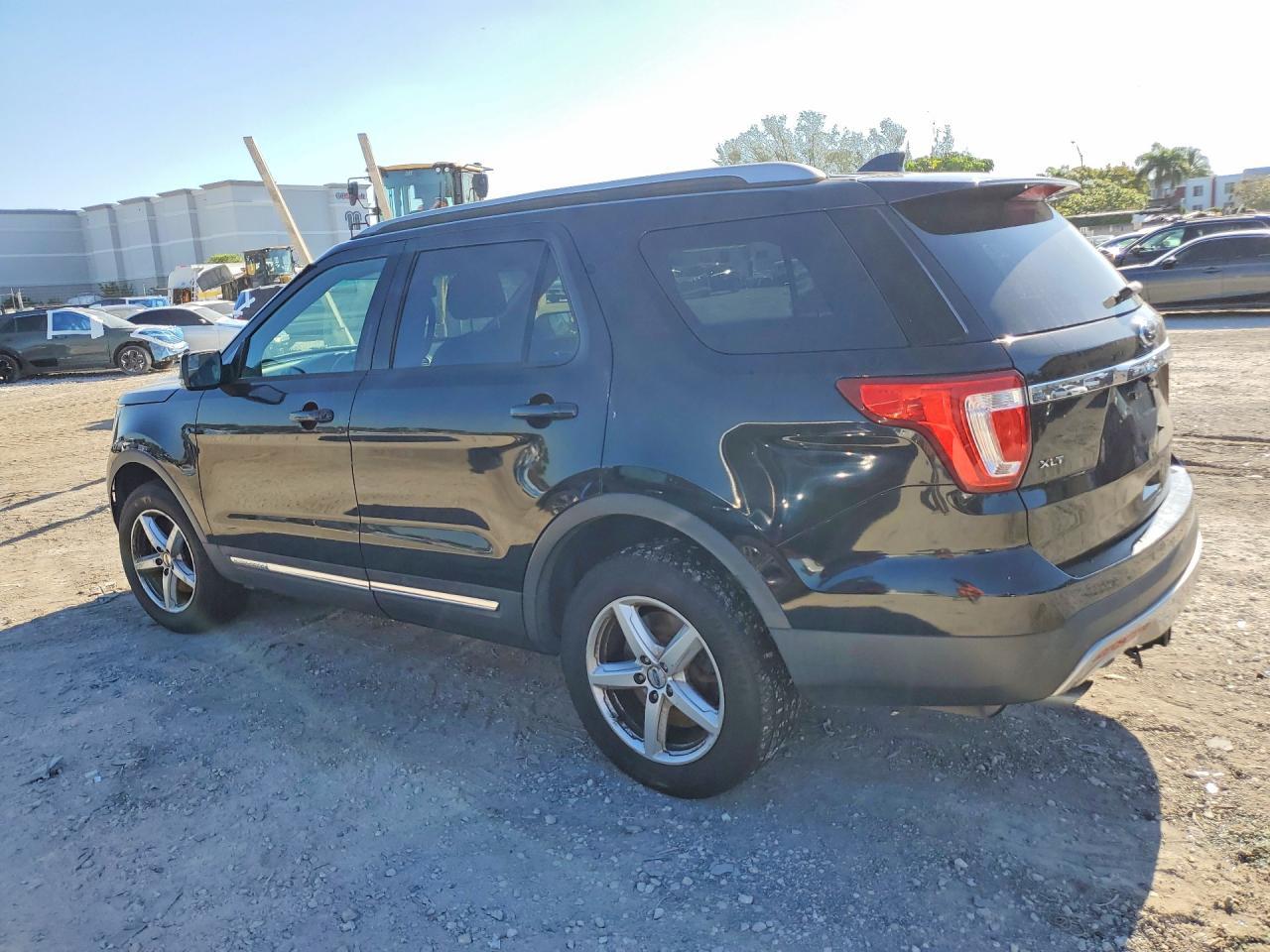 2016 Ford Explorer Xlt - Фото 2