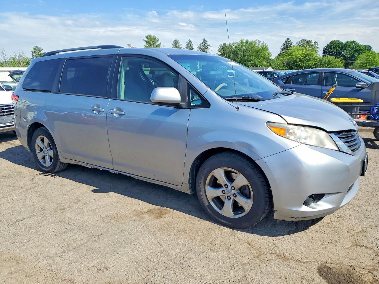 2011 Toyota Sienna Le - Фото 4