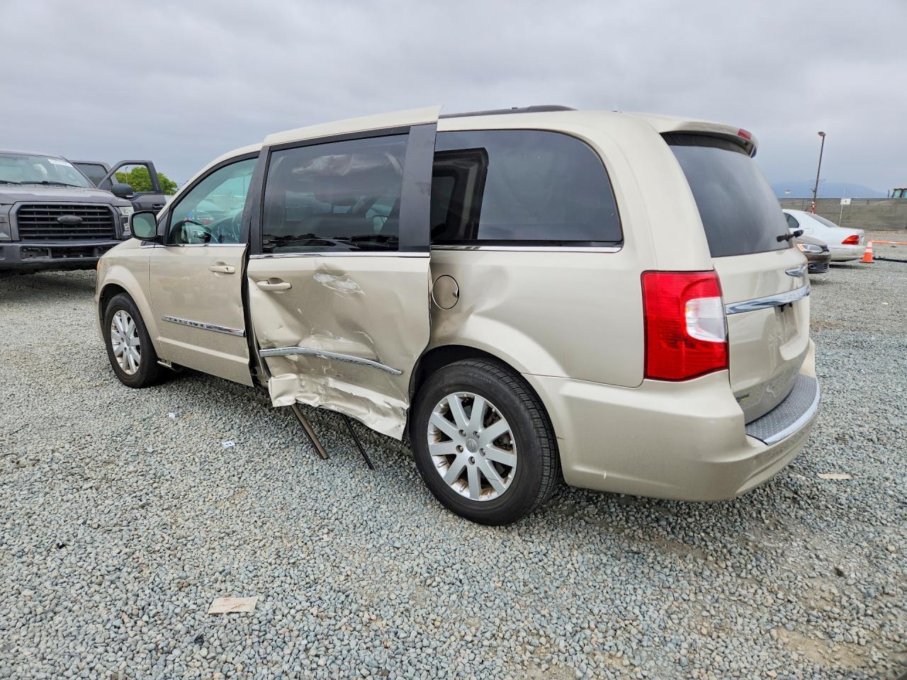 2015 Chrysler Town & Country Touring - Image 2