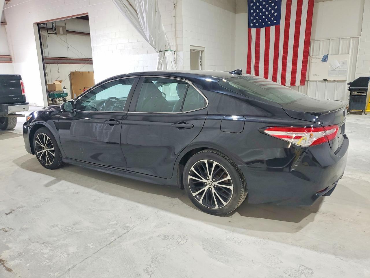 2020 Toyota Camry Se - Фото 2