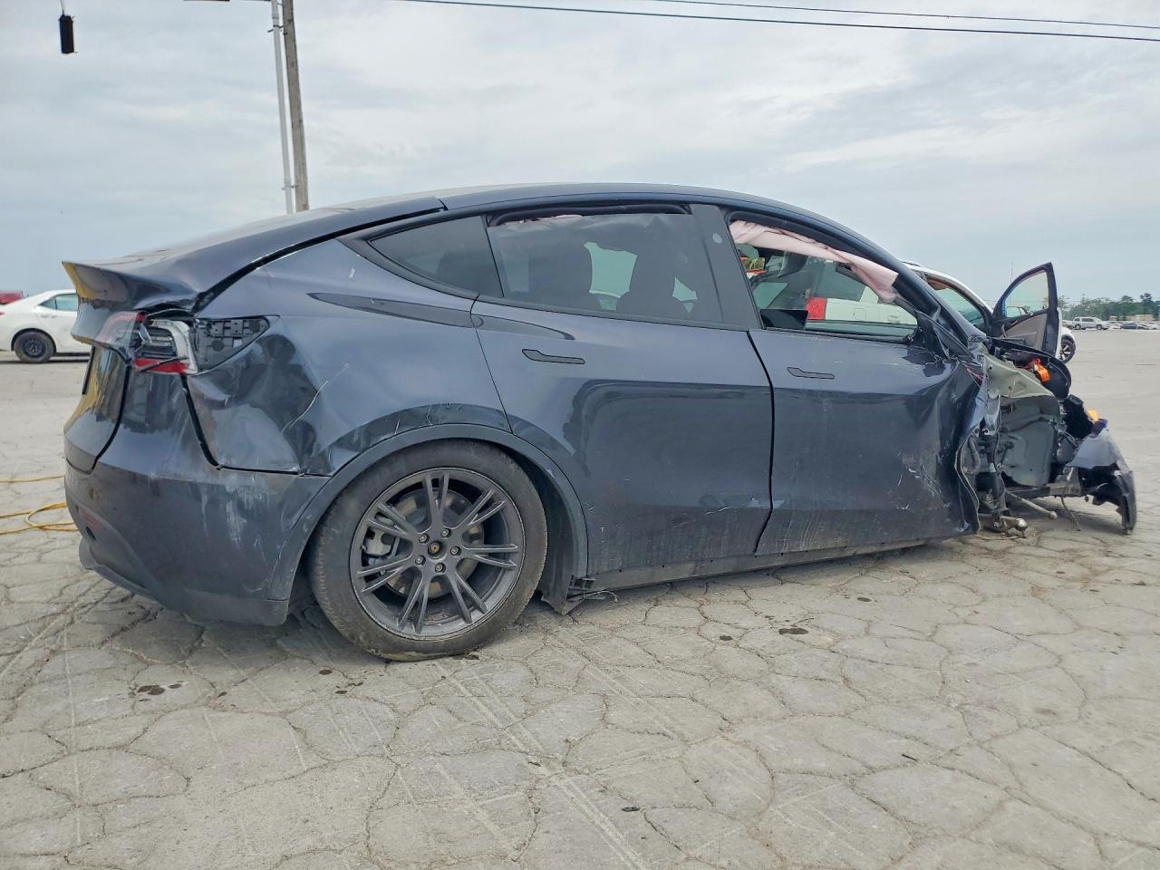 2025 Tesla Model Y - Фото 3