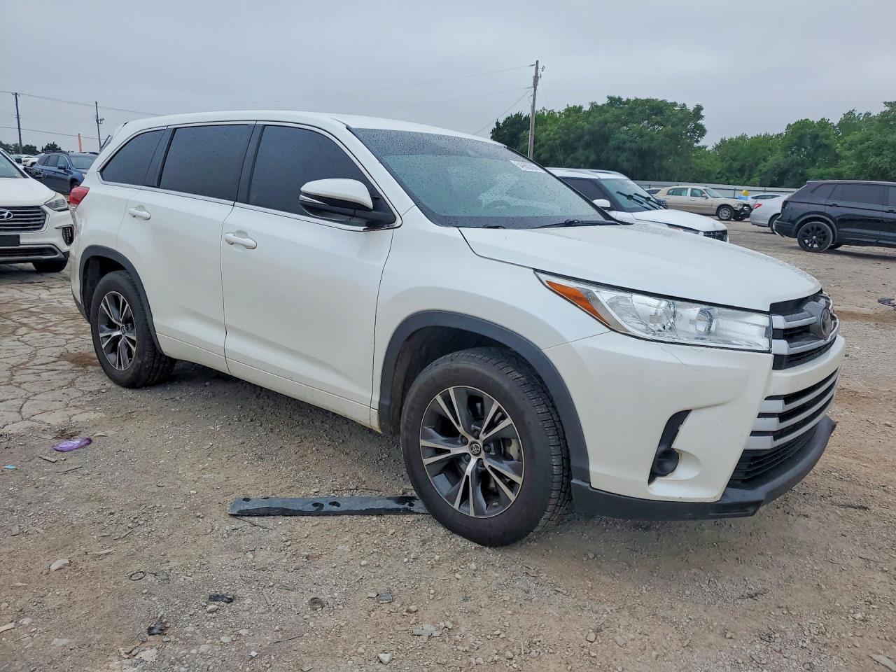 2017 Toyota Highlander Le - Image 4