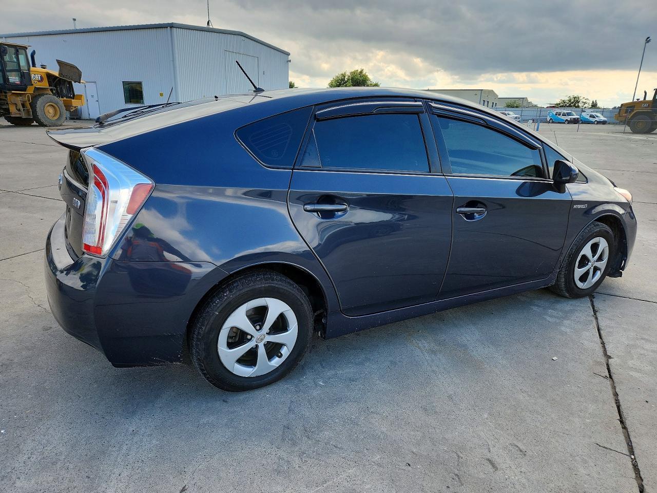2015 Toyota Prius Two - Фото 3