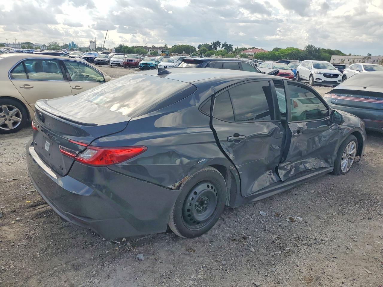 2025 Toyota Camry Se - Фото 3