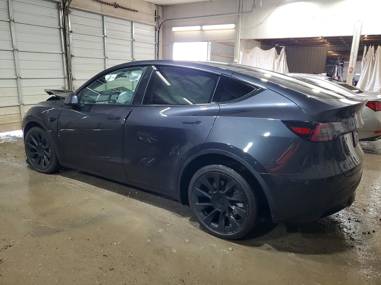 2025 Tesla Model Y - Фото 2