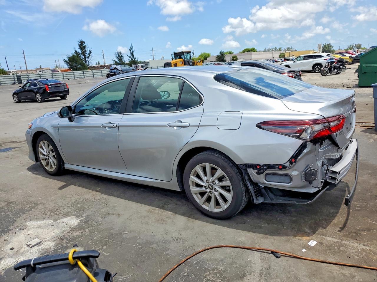 2024 Toyota Camry Le - Фото 2