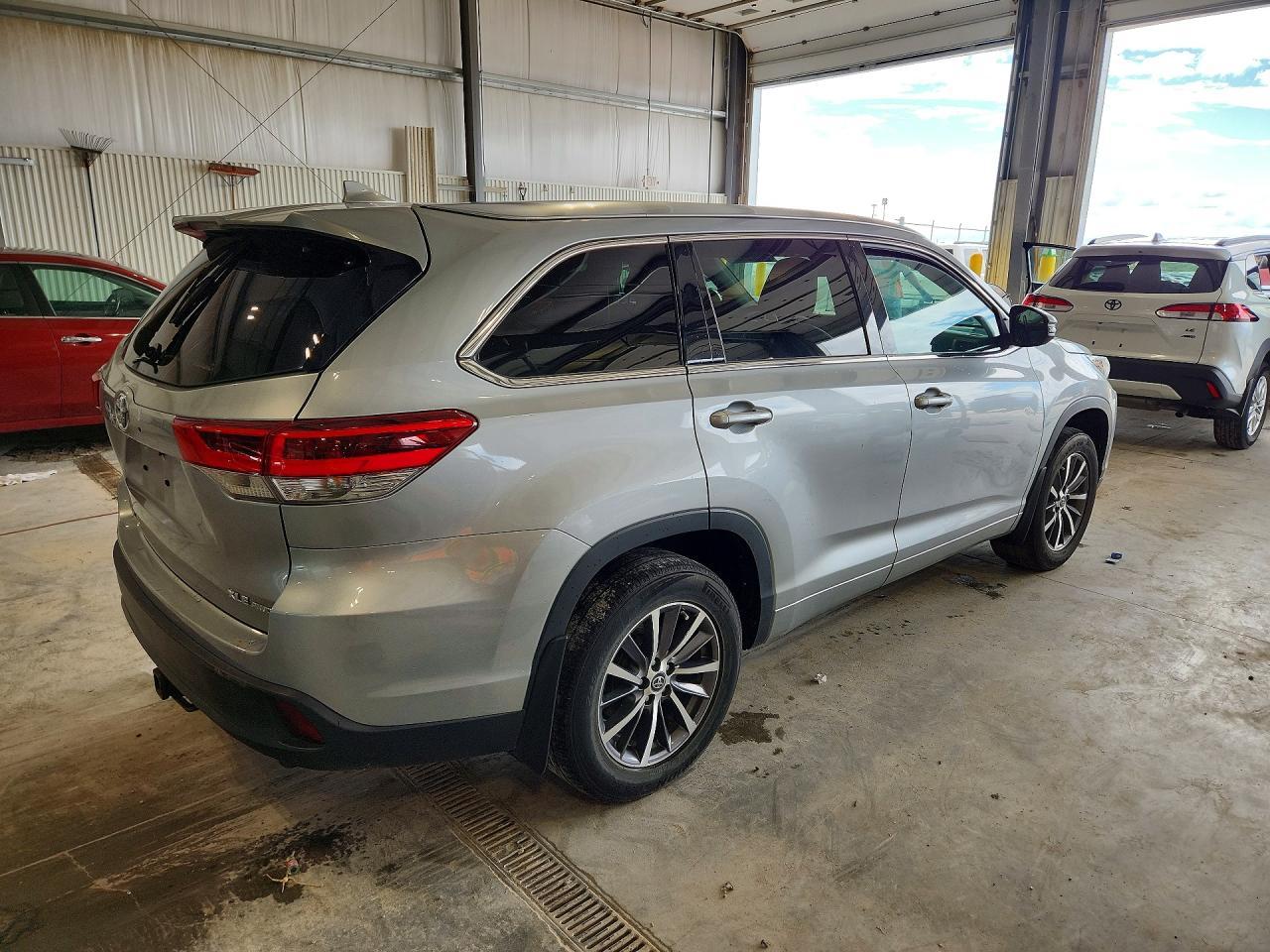 2017 Toyota Highlander Xle - Фото 3