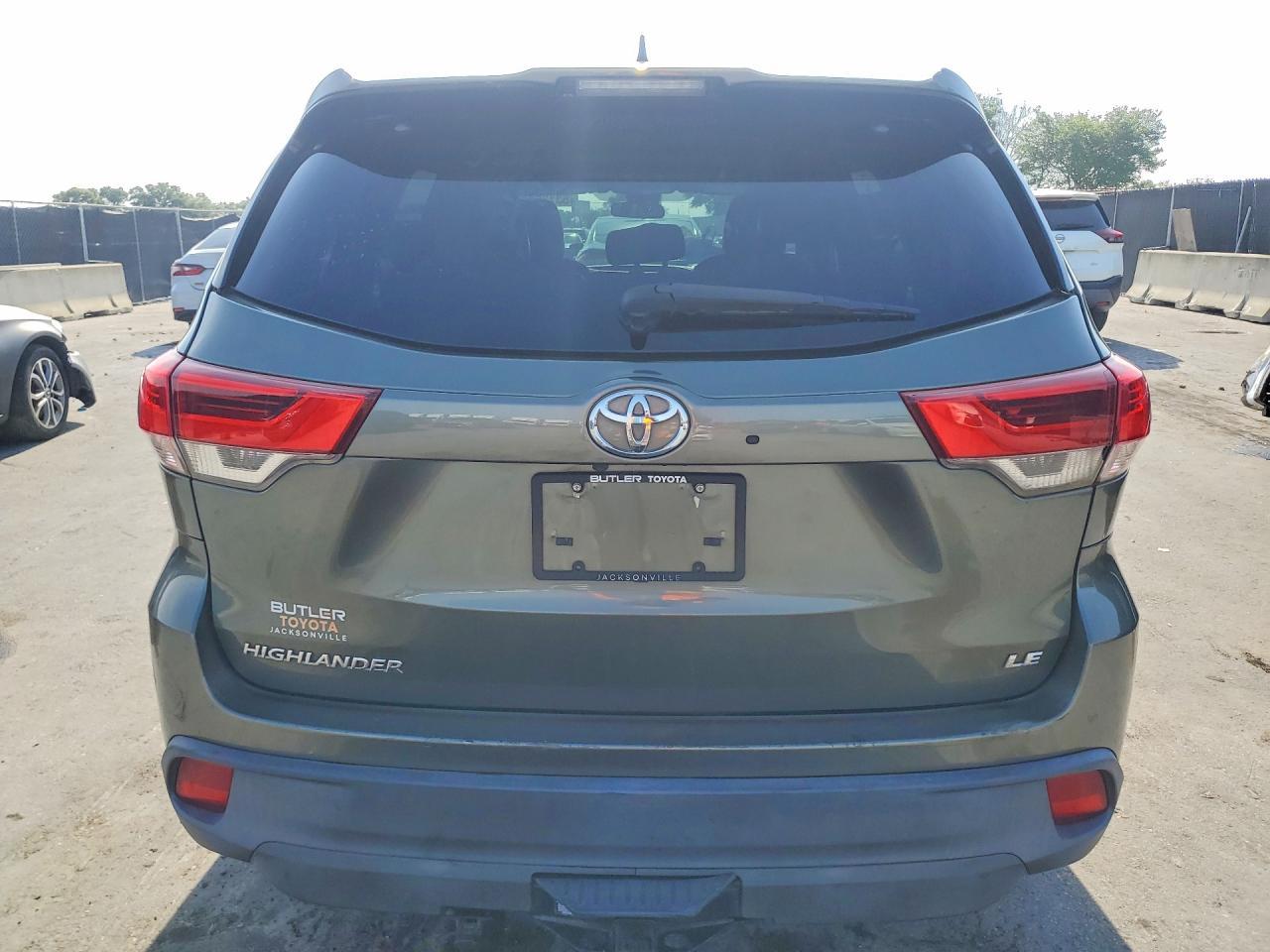 2019 Toyota Highlander Le Plus - Image 6
