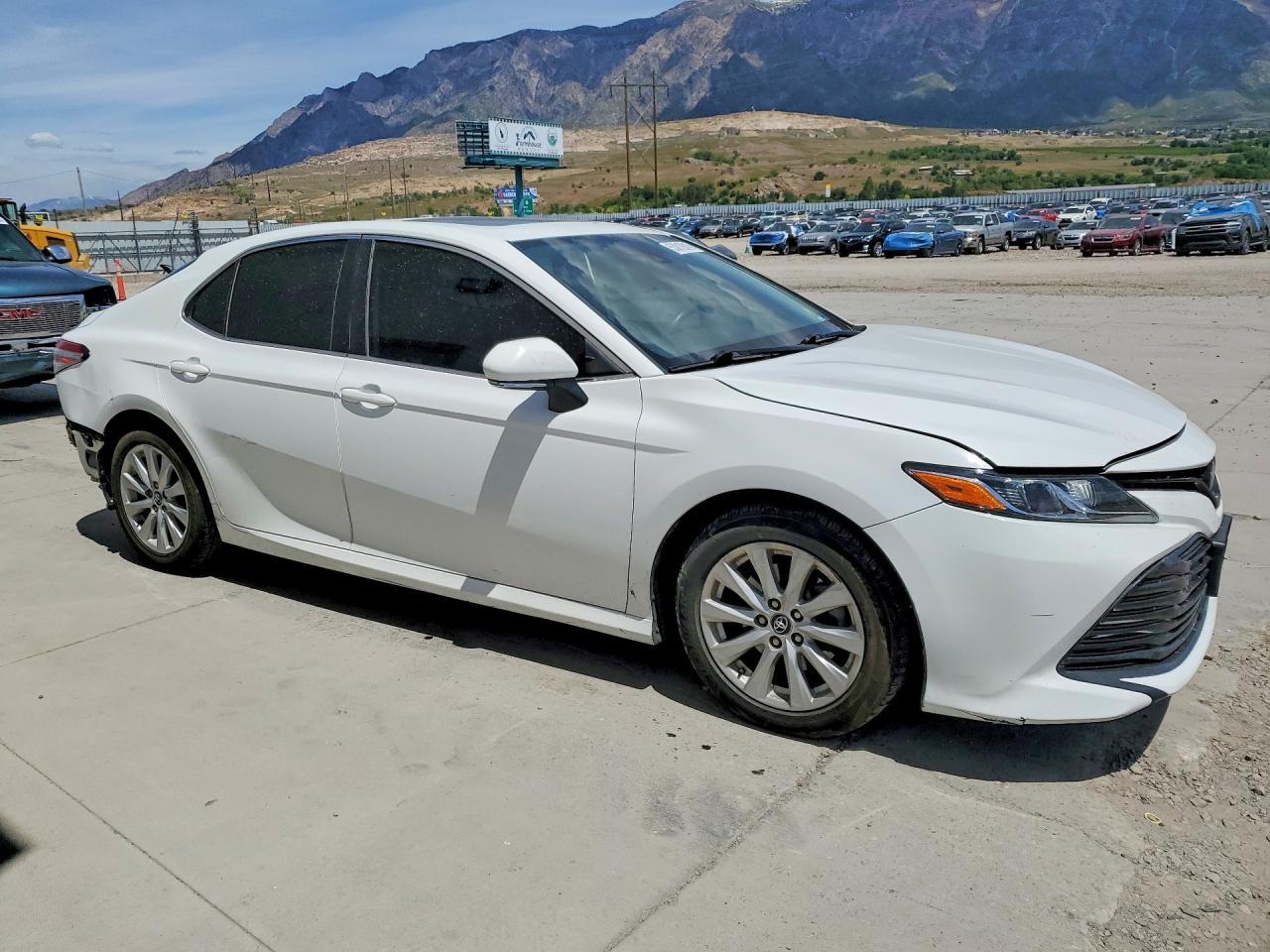 2020 Toyota Camry Le - Фото 4