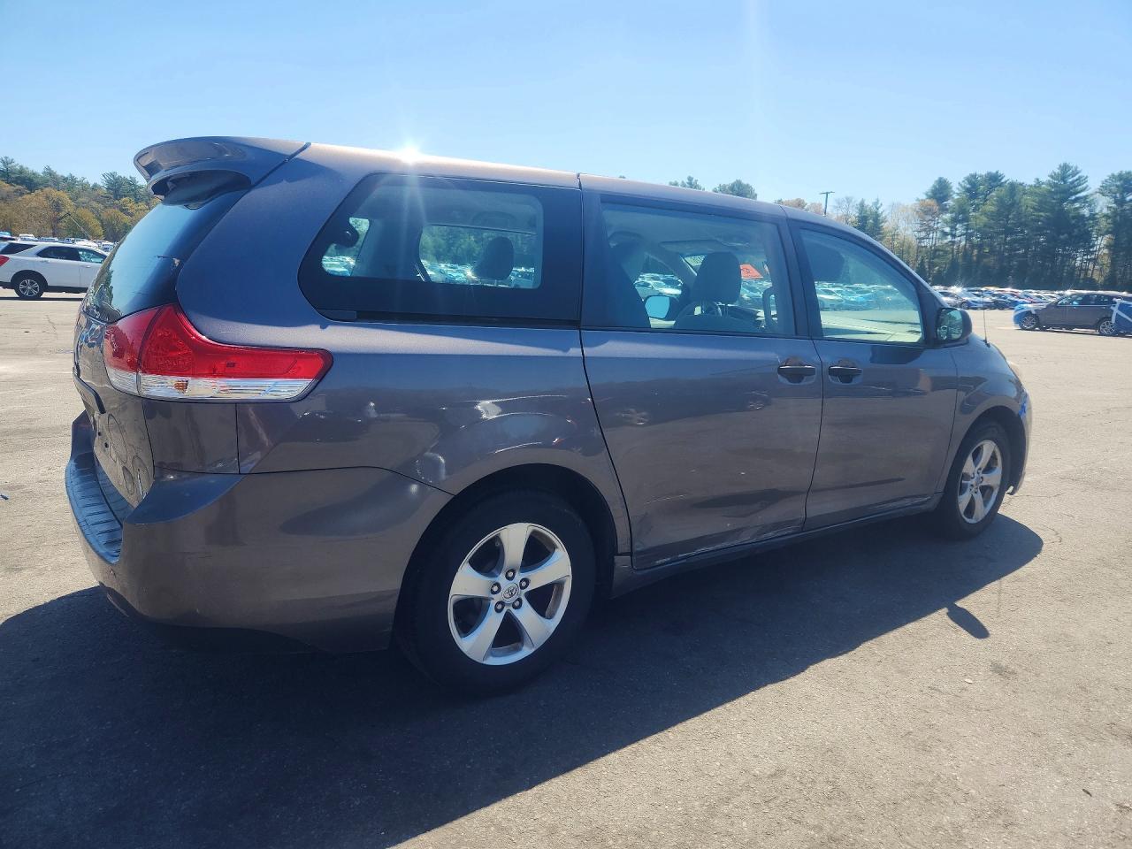 2014 Toyota Sienna L 7-Passenger - Image 3