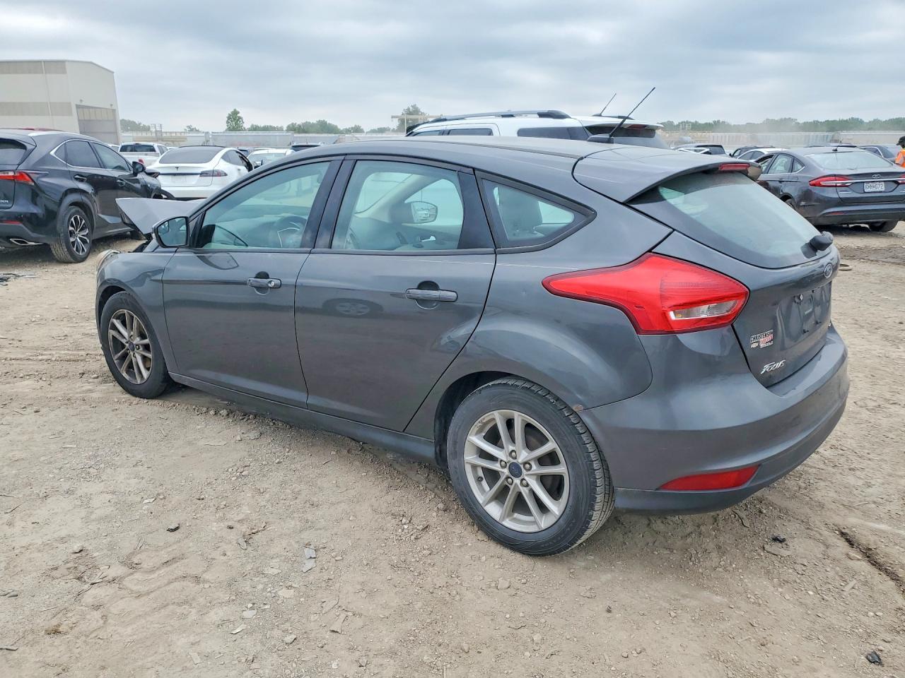 2017 Ford Focus Se - Image 2