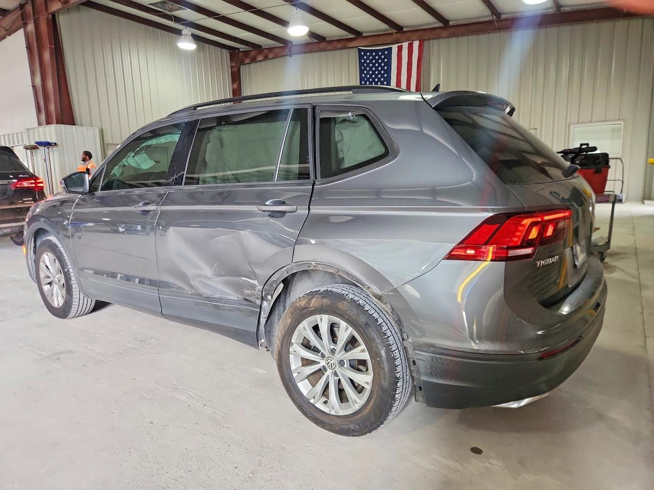 2020 Volkswagen Tiguan S - Фото 2