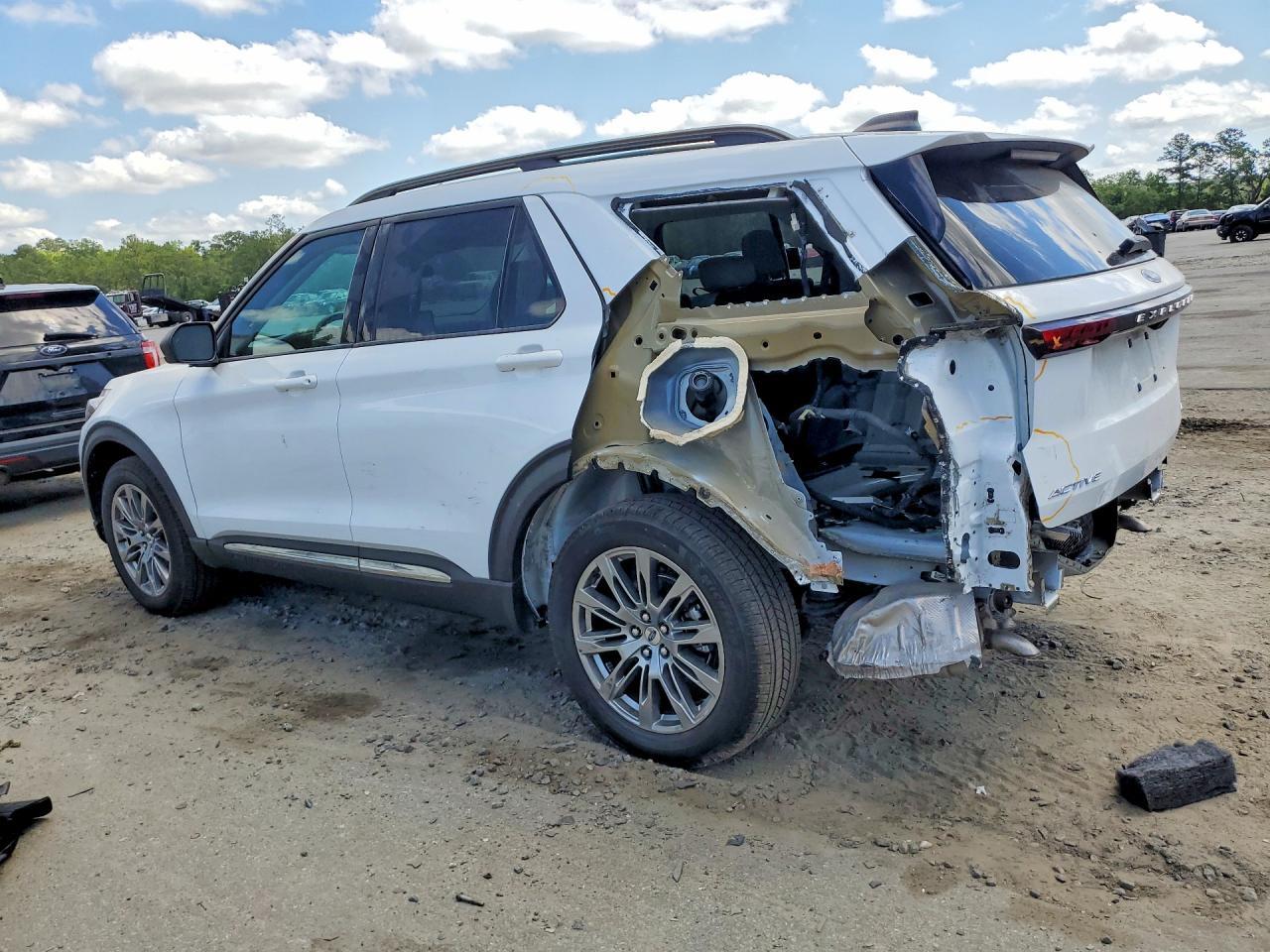 2025 Ford Explorer Active - Фото 2