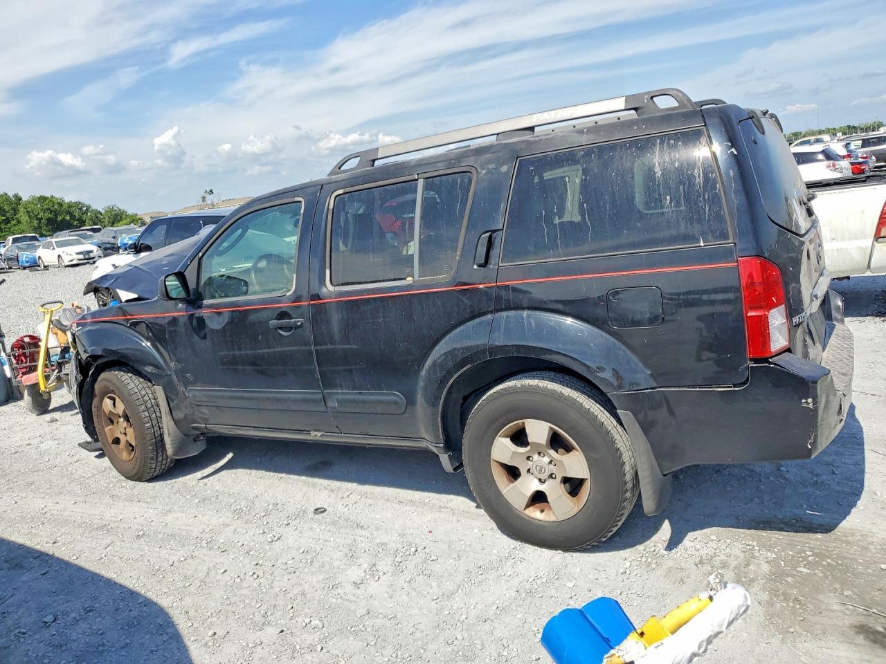 2005 Nissan Pathfinder Xe - Image 2