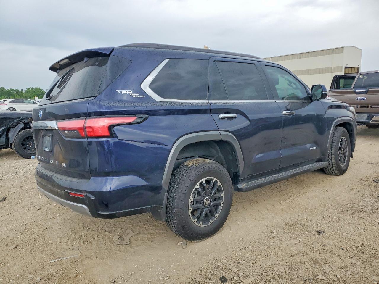 2023 Toyota Sequoia Limited - Фото 3