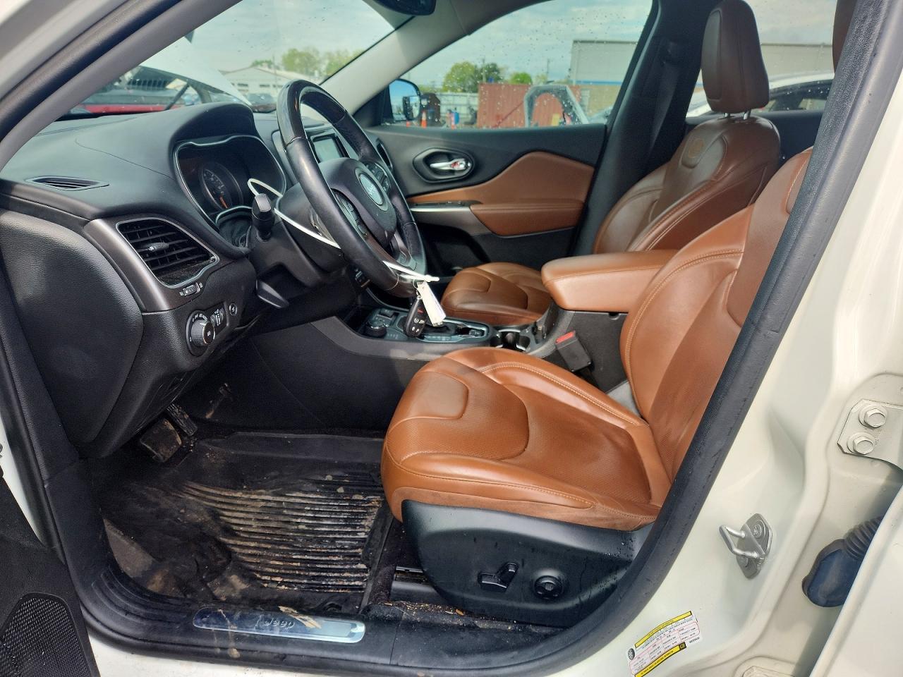 2019 Jeep Cherokee Overland - Image 7