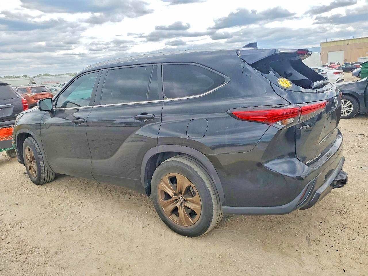 2023 Toyota Highlander Hybrid Bronze Edition - Image 2